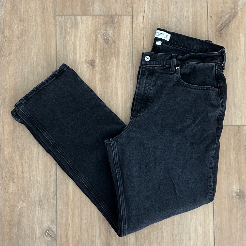 Like new - ABERCROMBIE & FITCH The 90’s Straight Mid-Rise Jean in Black - Picture 6 of 10